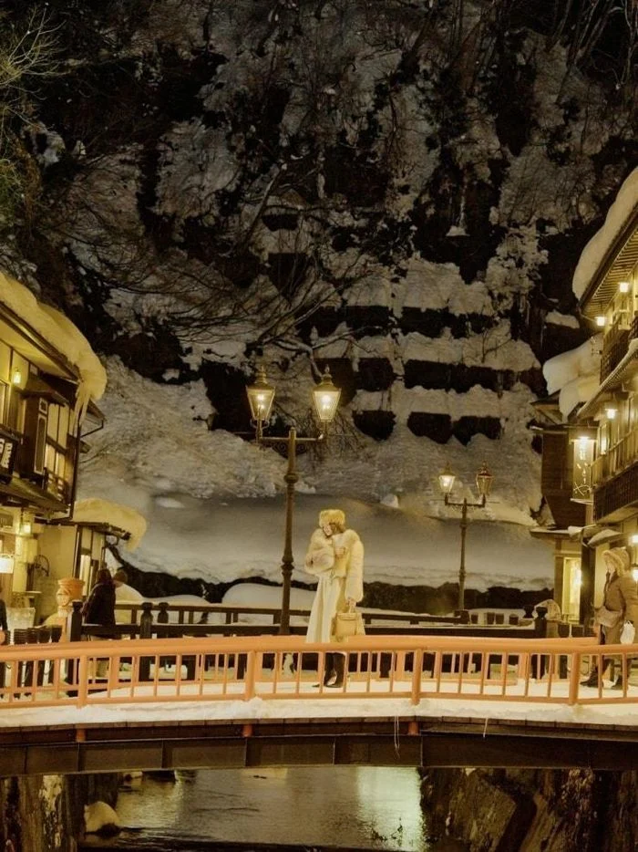 Những ng&ocirc;i nh&agrave; gỗ dọc bờ s&ocirc;ng Ginzan-gawa