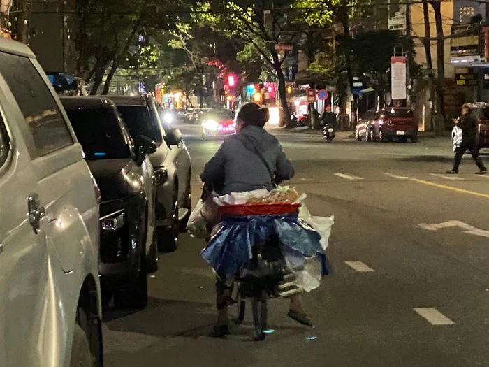 Những người lao động vẫn l&agrave;m việc tr&ecirc;n vỉa h&egrave; trong đ&ecirc;m lạnh