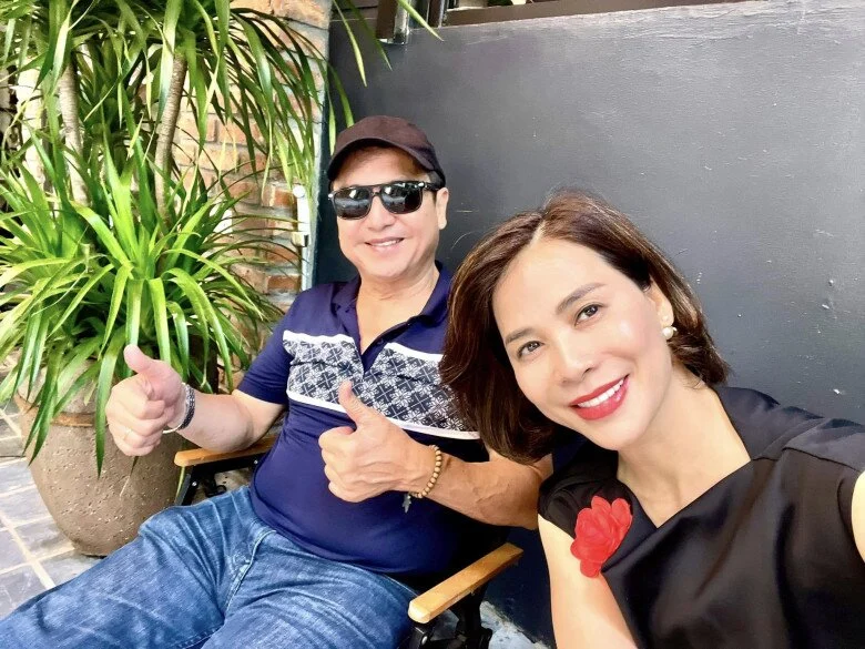 Ở độ tuổi lục tuần, nam nghệ sĩ c&oacute; t&igrave;nh y&ecirc;u giản dị b&ecirc;n bạn g&aacute;i xinh đẹp.