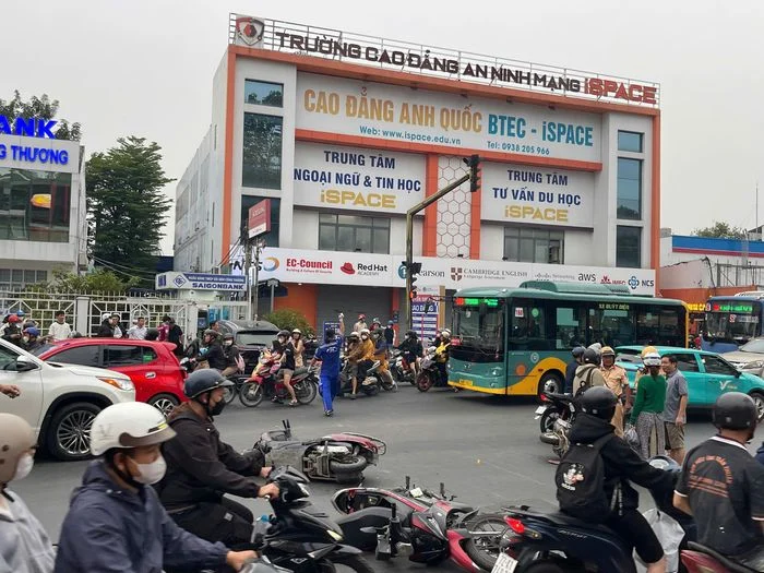 Tai nạn giao th&ocirc;ng tại giao lộ V&otilde; Văn Ng&acirc;n