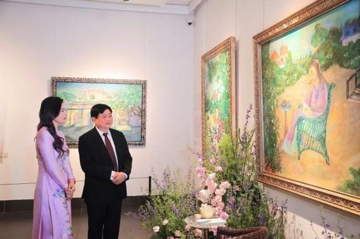 PGS.TS Nguyễn Thế Kỷ v&agrave; họa sĩ L&ecirc; Trang tại Bảo t&agrave;ng Mỹ thuật Việt Nam