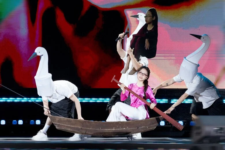 Phương Mỹ Chi t&aacute;i hiện lại tiết mục Qu&ecirc; Em M&ugrave;a Nước Lũ, xuất hiện với &aacute;o b&agrave; ba, sử dụng đạo cụ con thuyền.