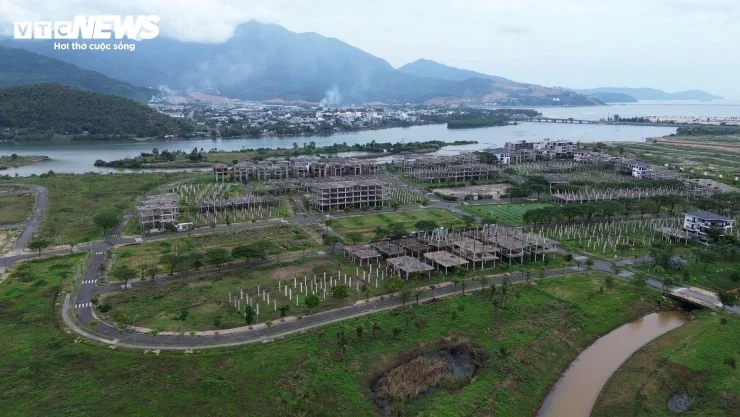 Dự &aacute;n nằm b&ecirc;n d&ograve;ng s&ocirc;ng Cu Đ&ecirc;, với quy m&ocirc; 485 căn biệt thự đơn lập, diện t&iacute;ch từ 500 - 1.000 m&sup2; v&agrave; 360 biệt thự song lập, diện t&iacute;ch từ 300 - 600 m&sup2;. Dự &aacute;n c&oacute; tổng vốn đầu tư gần 4.500 tỷ đồng.