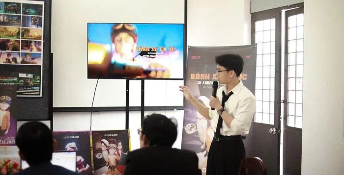 Quý Ngọc bảo vệ dự án trước hội đồng Quý Ngọc bảo vệ đồ án tốt nghiệp