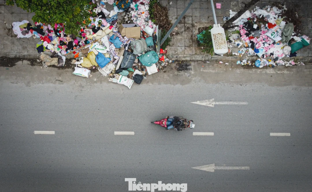 R&aacute;c thải g&acirc;y cản trở giao th&ocirc;ng tại L&ecirc; Trọng Tấn