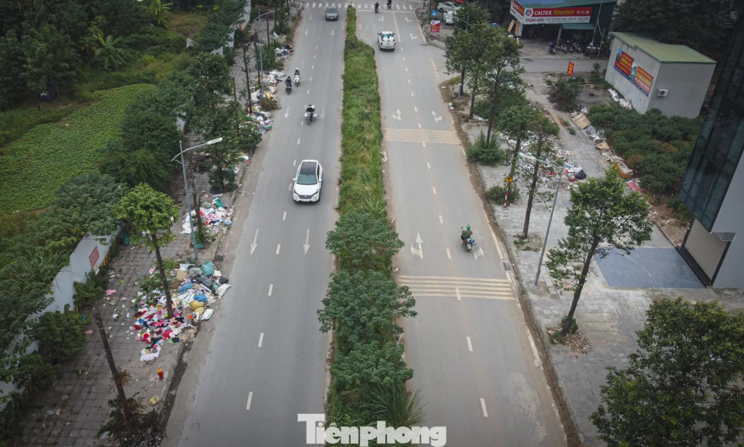 R&aacute;c thải sinh hoạt bủa v&acirc;y tr&ecirc;n c&aacute;c tuyến phố H&agrave; Nội