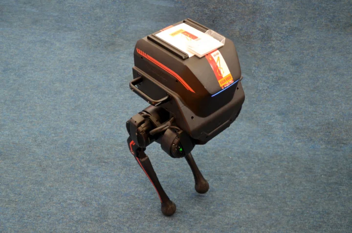 Robot hai ch&acirc;n được trưng b&agrave;y tại triển l&atilde;m của Đại học B&aacute;ch Khoa H&agrave; Nội