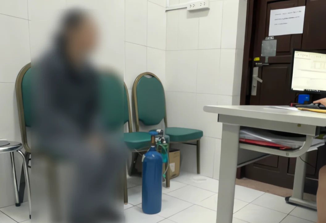 Sinh vi&ecirc;n mang b&igrave;nh kh&iacute; cười đến kh&aacute;m tại Bệnh viện Bạch Mai