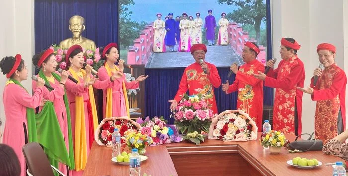 Tập luyện của CLB Lam Hồng Các thành viên CLB Lam Hồng đang tập luyện ví giặm