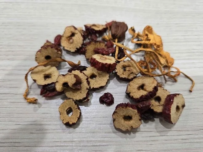 Tr&agrave; đ&ocirc;ng tr&ugrave;ng tứ vị - lợi &iacute;ch sức khỏe