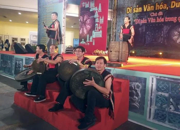 Trầm T&iacute;ch biểu diễn cồng chi&ecirc;ng c&ugrave;ng nghệ sĩ Đắk Lắk