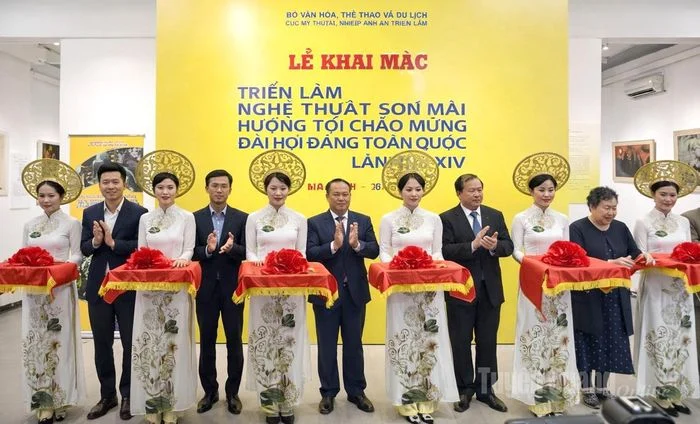 Triển l&atilde;m nghệ thuật sơn m&agrave;i ch&agrave;o mừng Đại hội Đảng XIV