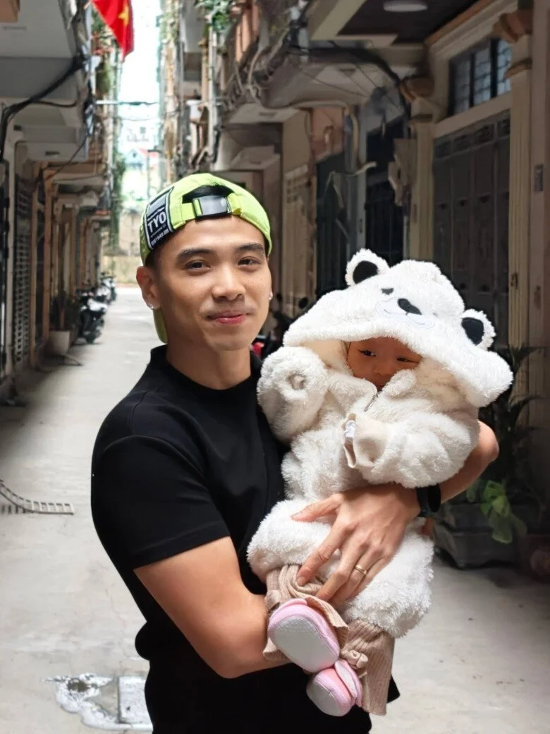 Tuấn Kh&ocirc;i nấu ăn cho vợ sau khi Harley ch&agrave;o đời