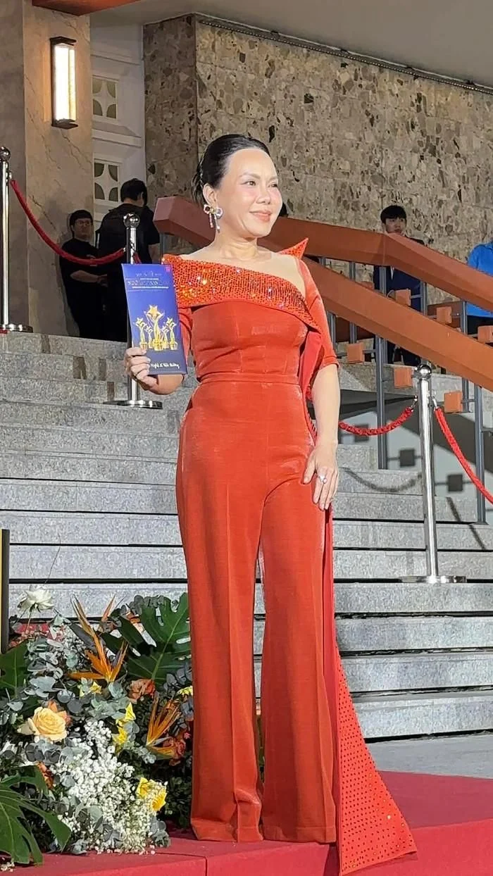 Việt Hương nhận được sự chú ý từ công chúng Việt Hương nhận được sự chú ý từ công chúng tại Ngôi Sao Xanh