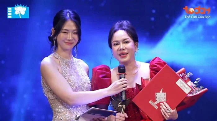 Việt Hương nhận giải Nữ diễn vi&ecirc;n ch&iacute;nh xuất sắc nhất tại C&aacute;nh Diều V&agrave;ng 2025