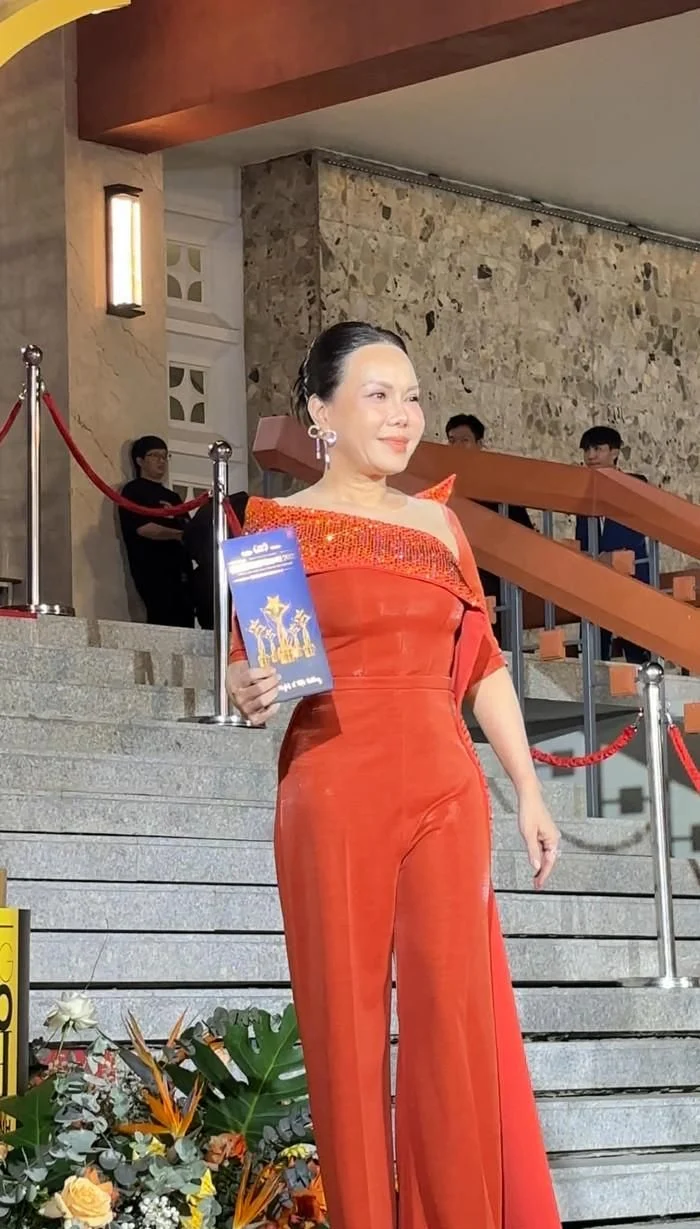 Việt Hương trên thảm đỏ Ngôi Sao Xanh 2025 Việt Hương trên thảm đỏ Ngôi Sao Xanh 2025 trong jumpsuit đỏ cam