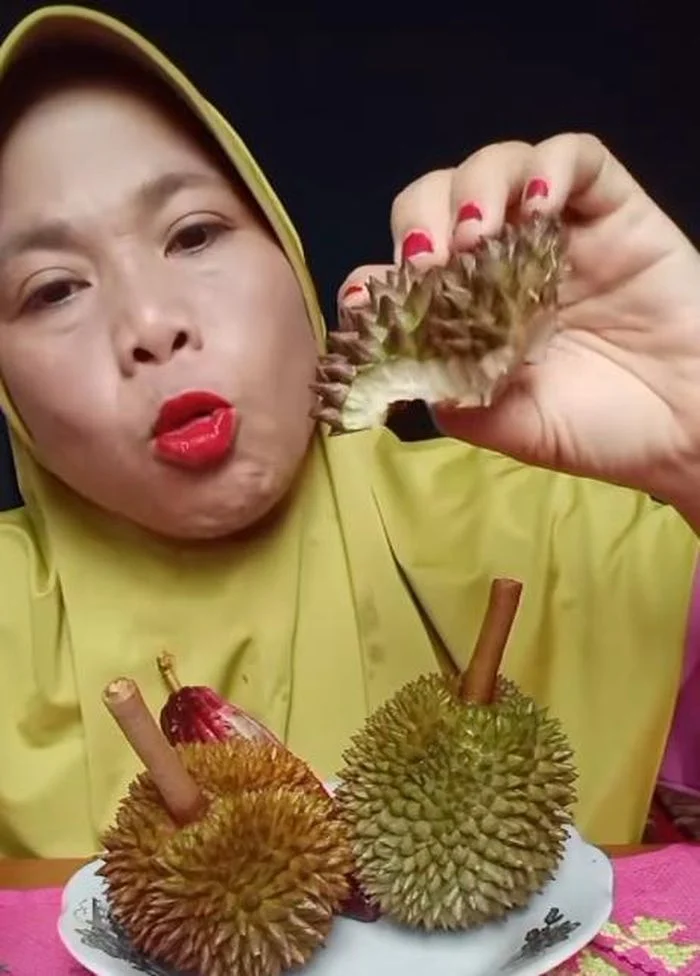 Cảnh quay gần vỏ sầu ri&ecirc;ng đầy gai