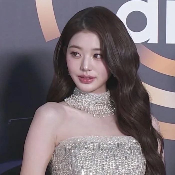 Wonyoung và IVE thảm đỏ Wonyoung trong trang phục bờ‑linh màu hồng tại GDA 2026