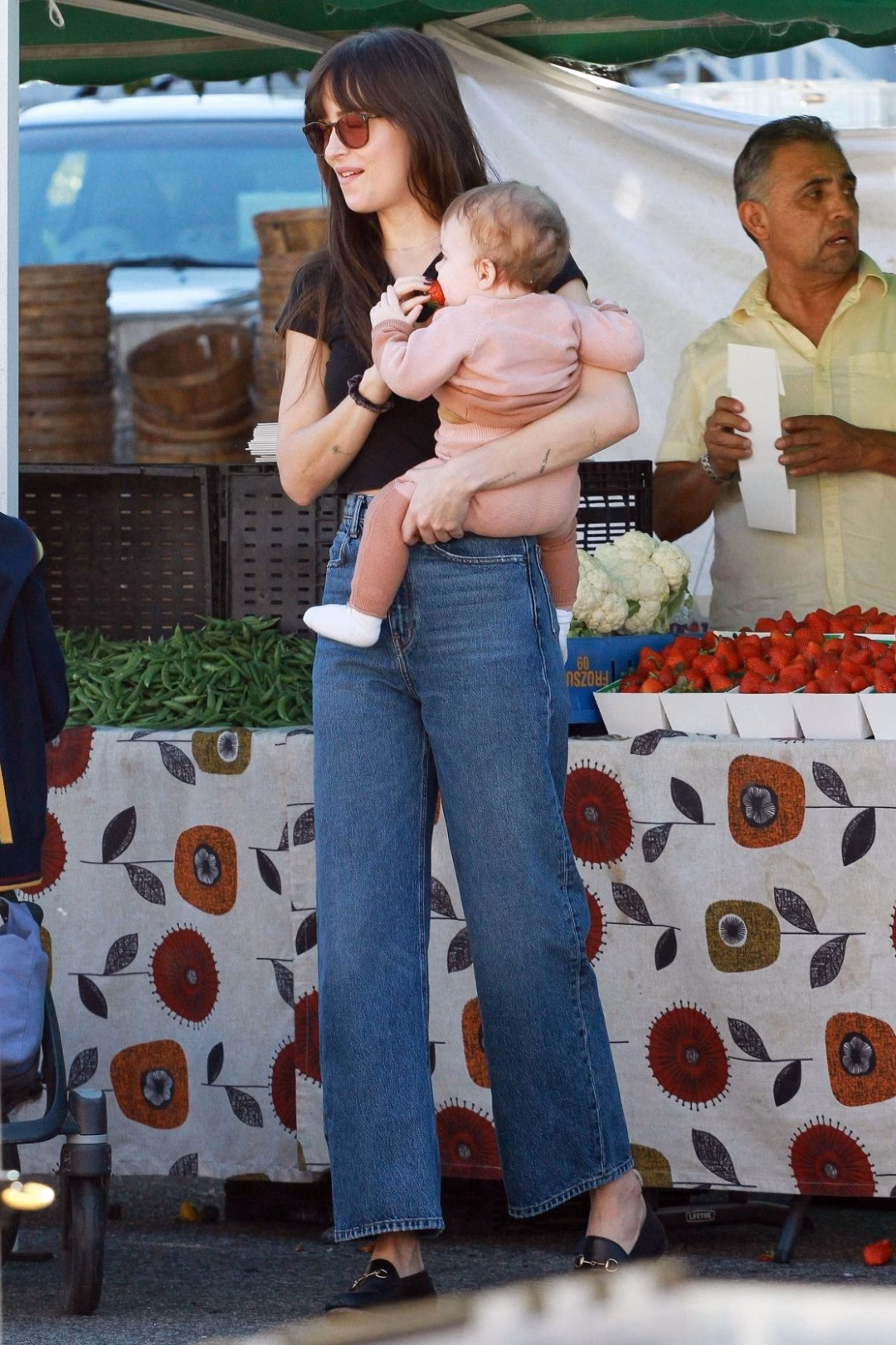 Chợ Nông Sản Studio City – Điểm đến của các ngôi sao ở LA In 2019, Dakota Johnson, photographed here with Addison Timlin and her daughter Ezer Billie White, went viral for the outfit she wore at a local farmers market in the area. Particularly, the style of her jeans.