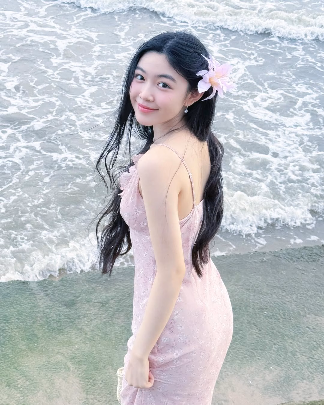 Con gái Quyền Linh đọ style bên biển, visual nào cũng không kém cạnh nhau Ngắm tủ đồ cuả 2 ái nữ nhà Quyền Linh: Cô chị là