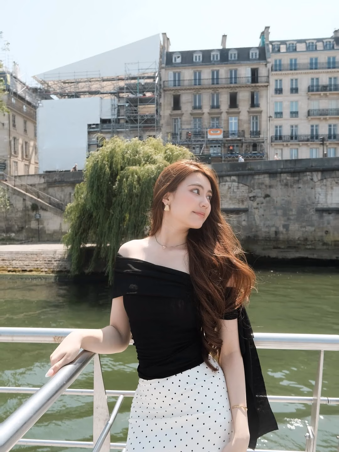 Con gái Quyền Linh đọ style bên biển, visual nào cũng không kém cạnh nhau Ngắm tủ đồ cuả 2 ái nữ nhà Quyền Linh: Cô chị là