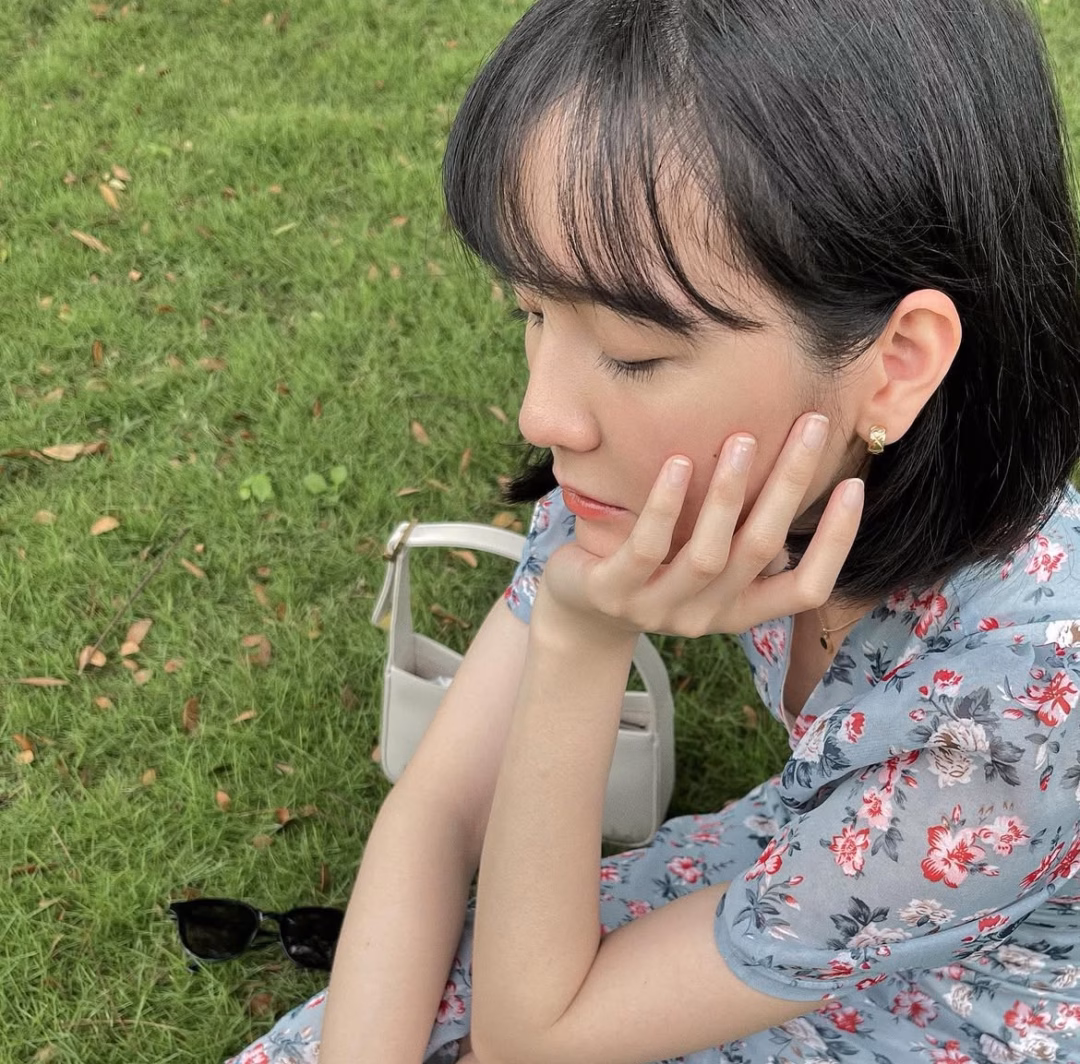 Kiểu tóc xuất hiện trong bức ảnh nghi bầu bí kia cũng hao hao với kiểu Tóc trong loạt ảnh đời thường đầu tiên được Hải Tú đăng tải sau khi hơn 9 tháng "đóng băng" MXH