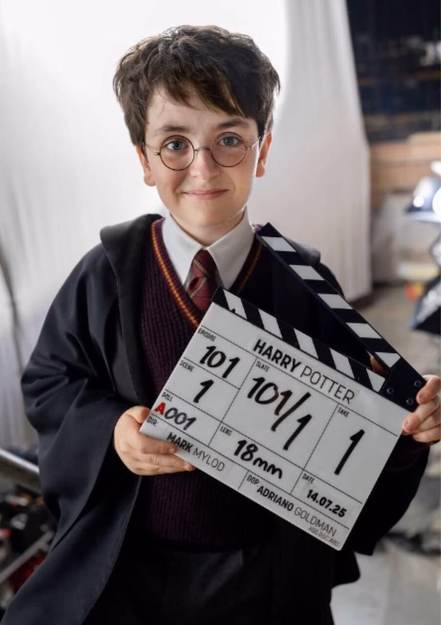 HBO Max hé lộ hình ảnh đầu tiên của Harry Potter bản truyền hình Chàng trai đảm nhận vai phù thủy nhỏ quyền năng lần này là Dominic McLaughlin, sinh năm 2014
