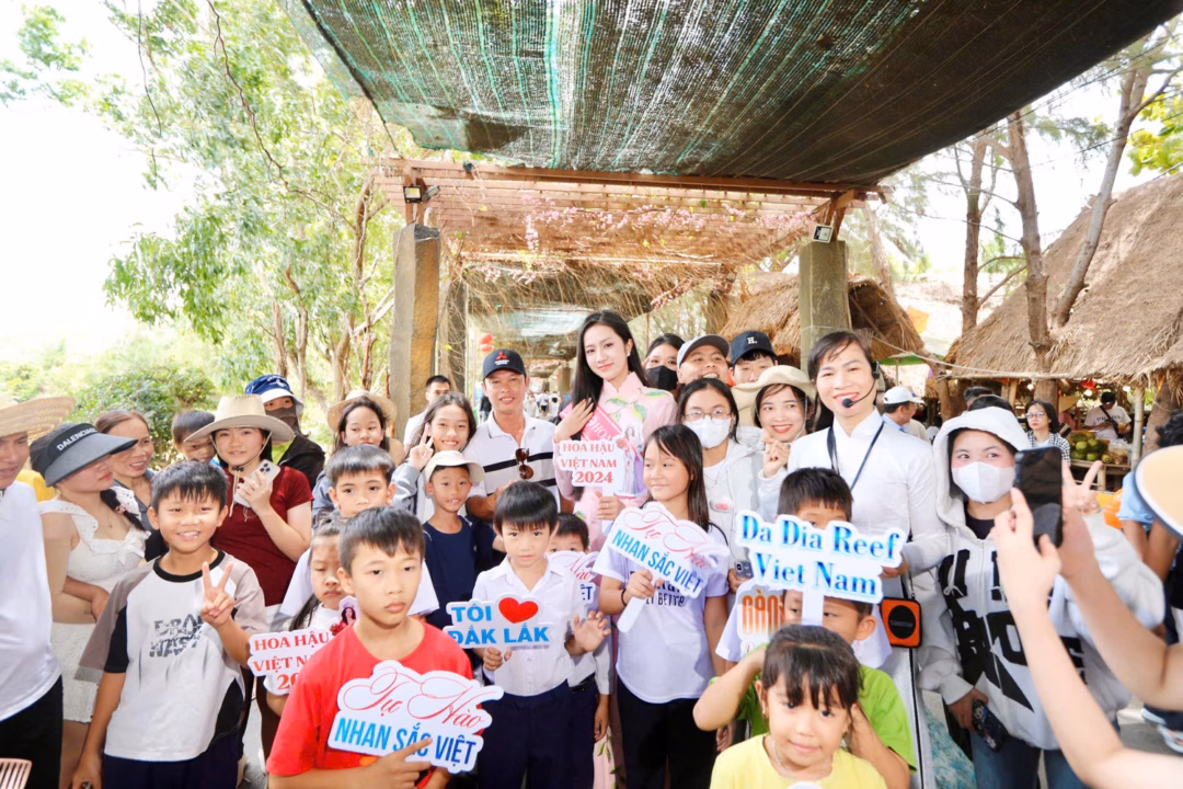 Hoa hậu Hà Trúc Linh diện áo dài ‘sống ảo’ ở Đà Nẵng