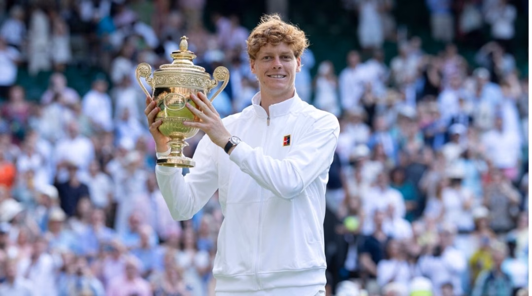 Iga Świątek và Jannik Sinner nâng cao cúp vô địch Wimbledon 2025 Ảnh: Tư liệu