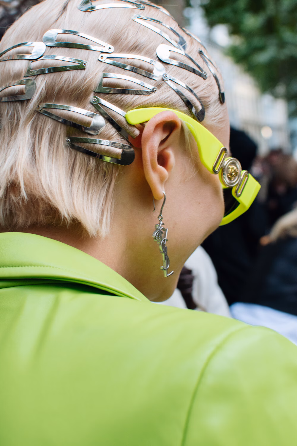 Kẹp tóc – Phụ kiện thời trang giúp kiểm soát tóc gọn gàng và đẹp London Fashion Week Street Style (c) Deborah Iona Photography, British Fashion Council