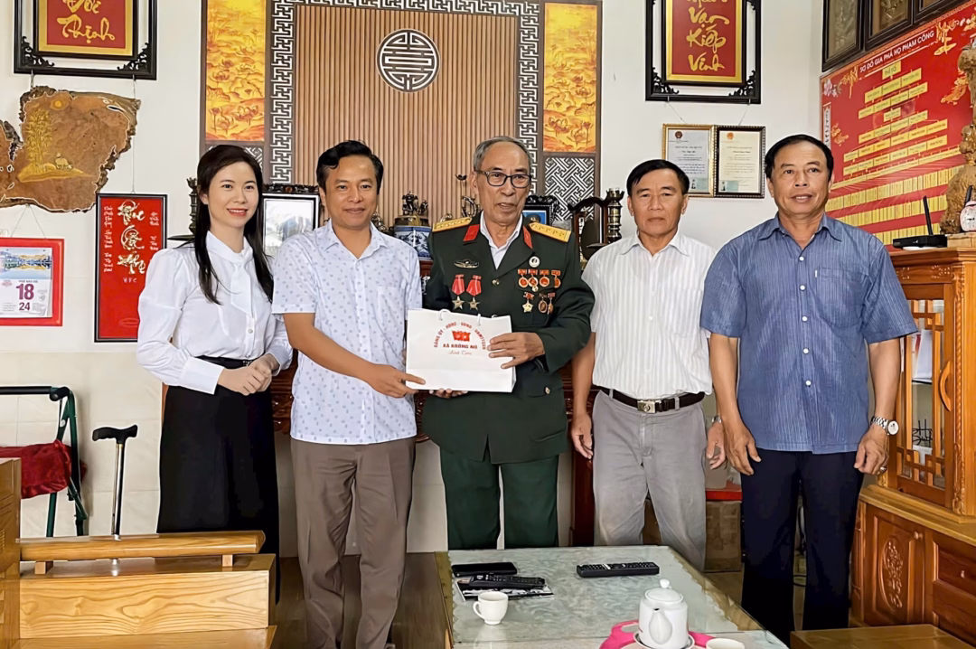 Lâm Đồng: Tặng quà cho 127 gia đình chính sách, người có công Lãnh đạo xã Krông Nô (Lâm Đồng) thăm hỏi, tặng quà các gia đình chính sách, người có công với cách mạng nhân kỷ niệm 78 năm Ngày Thương binh - Liệt sĩ (27/7/1947 - 27/7/2025)