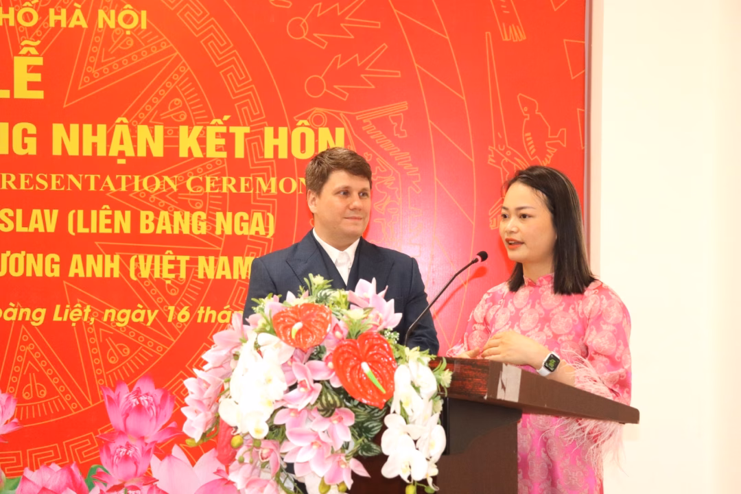 Lần đầu tiên ở Hà Nội: Cặp đôi Việt – Nga được trao giấy chứng nhận kết hôn tại nhà Vợ chồng chị Nguyễn Thị Phương Anh và anh Golubev Vladislav trân trọng sự hỗ trợ tận tình, chu đáo của chính quyền phường Hoàng Liệt. Ảnh: Hiền Thu