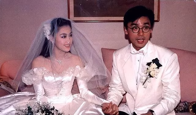 Nam thần Chung Trấn Đào trả nợ nần vì vợ ăn tiêu như nước Nam thần showbiz từng phá sản vì thói quen xài tiền của vợ: Tiêu vặt 100 triệu đồng/tháng, thẻ không hạn ngạch, không mặc lại đồ lần 2!- Ảnh 4.