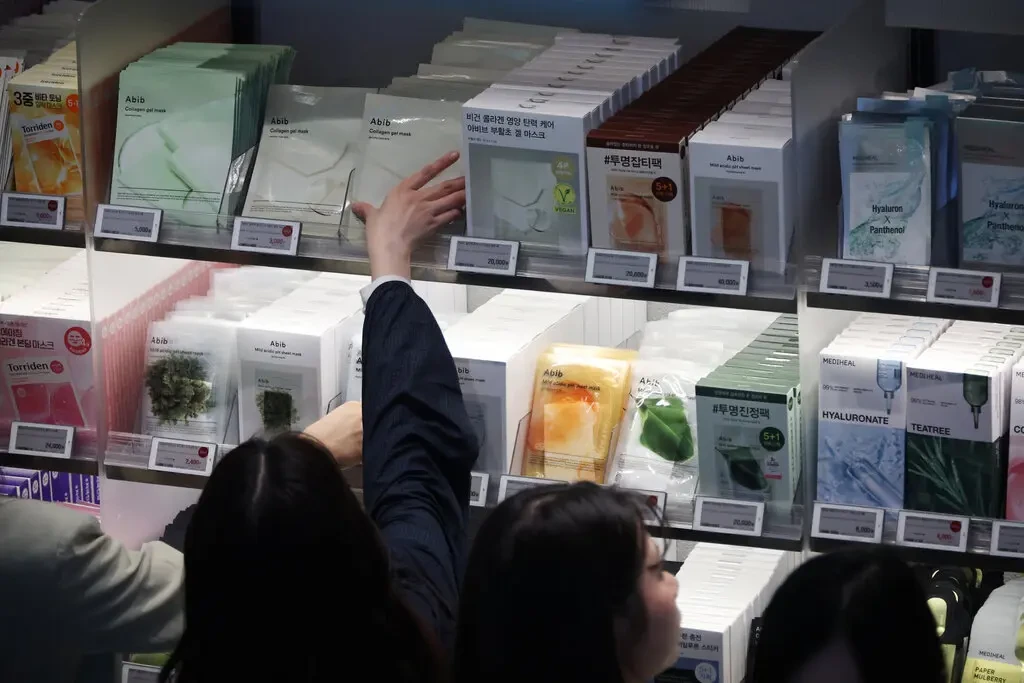 Sản phẩm làm đẹp tại cửa hàng Olive Young ở Seoul vào tháng 4. Ảnh: Reuters.