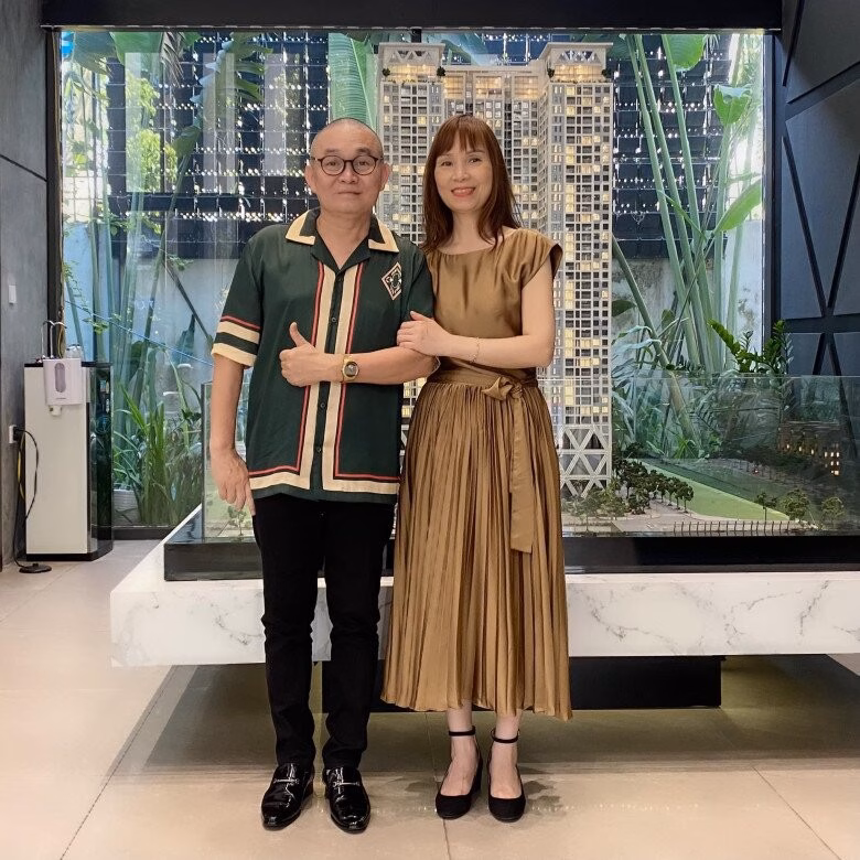 NSƯT Xuân Hinh chia sẻ ảnh thời trẻ với diva Hồng Nhung Sau 30 năm bên nhau, vợ chồng NSƯT Xuân Hinh vẫn giữ được hạnh phúc mặn nồng, son sắt.