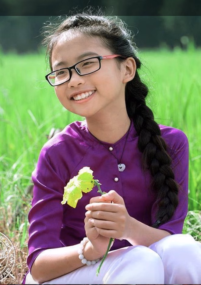 Phương Mỹ Chi vượt qua ám ảnh ngoại hình để tỏa sáng Hình ảnh cô bé dân ca đeo cặp kính, tết tóc, ăn mặc đơn giản thời mới vào nghề gắn liền với Phương Mỹ Chi, được nhiều người yêu mến. Vì vậy, có thời điểm ca sĩ nhận nhiều lời bàn tán tiêu cực vì thay đổi phong cách thời trang.