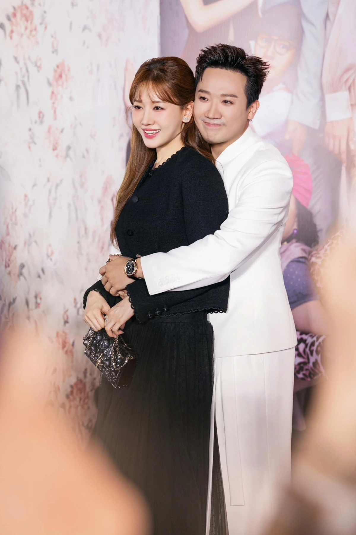 Trấn Thành – Hari Won: 8 Năm Yêu Thương Bất Bại Trấn Thành sinh năm 1987, kém Hari Won hai tuổi. Anh từng theo học ngành diễn viên của Đại học Sân khấu - Điện ảnh Thành phố Hồ Chí Minh. Bên cạnh thành công của vai trò nghệ sĩ hài và MC, Trấn Thành những năm gần đây lập nhiều thành tích ở lĩnh vực đạo diễn, biên kịch và sản xuất phim. Các tác phẩm do anh thực hiện gồm "Bố già", "Nhà bà Nữ", "Mai" và "Bộ tứ báo thù" đều nằm trong top phim Việt có doanh thu cao nhất, trong đó "Mai" là phim điện ảnh có doanh thu cao nhất Việt Nam với doanh thu hơn 551 tỷ đồng.