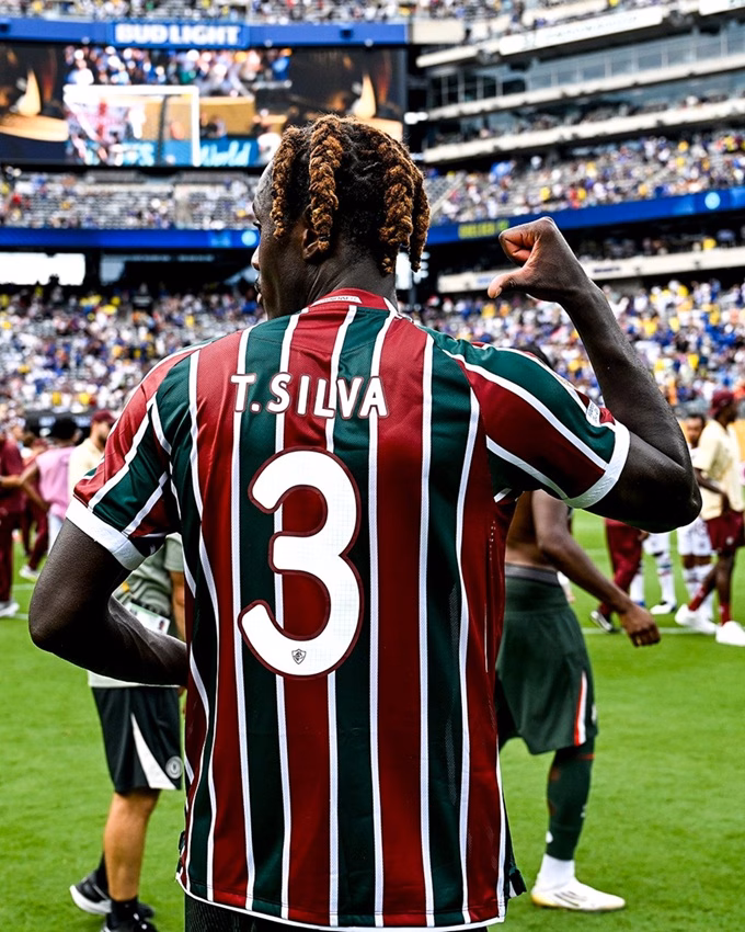 Trevoh Chalobah – Ngôi sao không gục ngã của Chelsea Chalobah đổi áo với người đồng đội cũ Thiago Silva sau trận thắng Fluminense ở bán kết