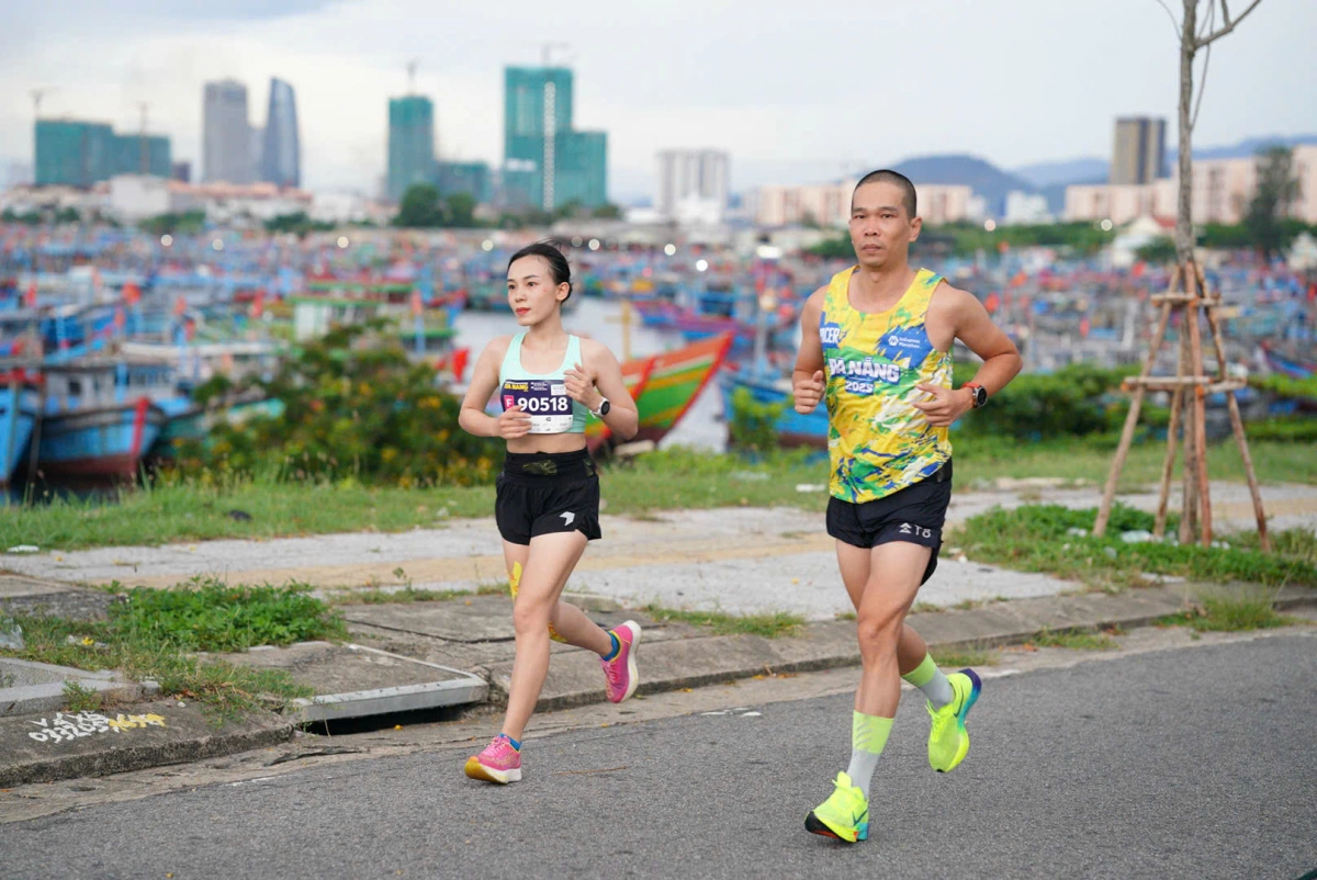Vô địch VnExpress Marathon Đà Nẵng, Huỳnh Anh Khôi phá cách để về nhất Trong khi đó, VĐV 42km được hòa mình vào nhịp sống ở khu neo đậu tàu thuyền sáng sớm.