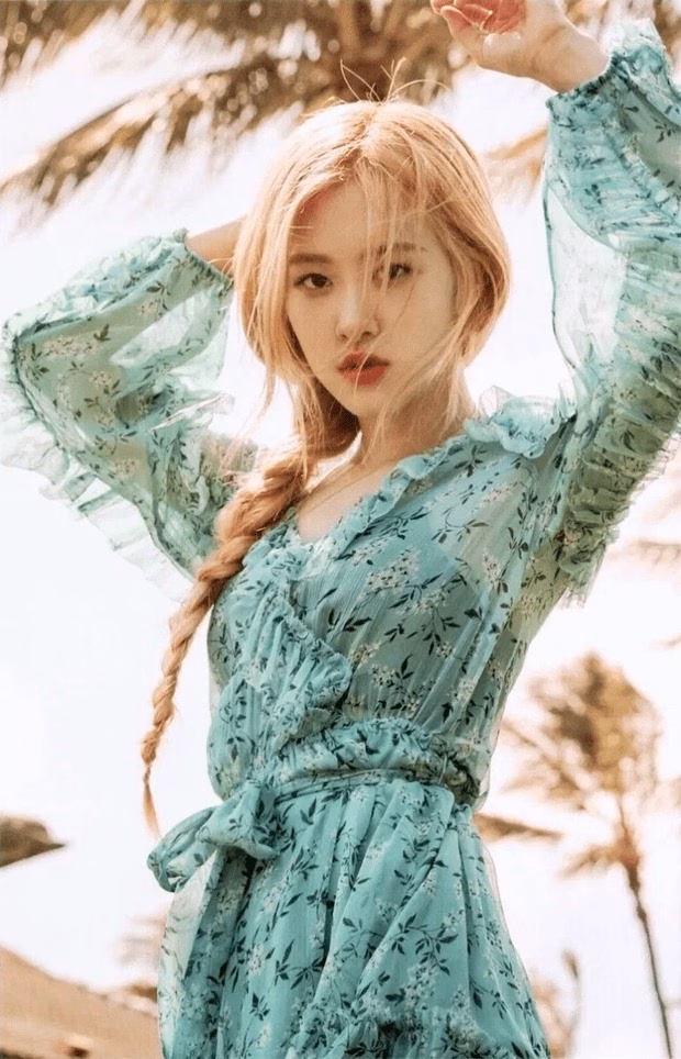Rosé diện váy hoa chưa một lần bị chê 