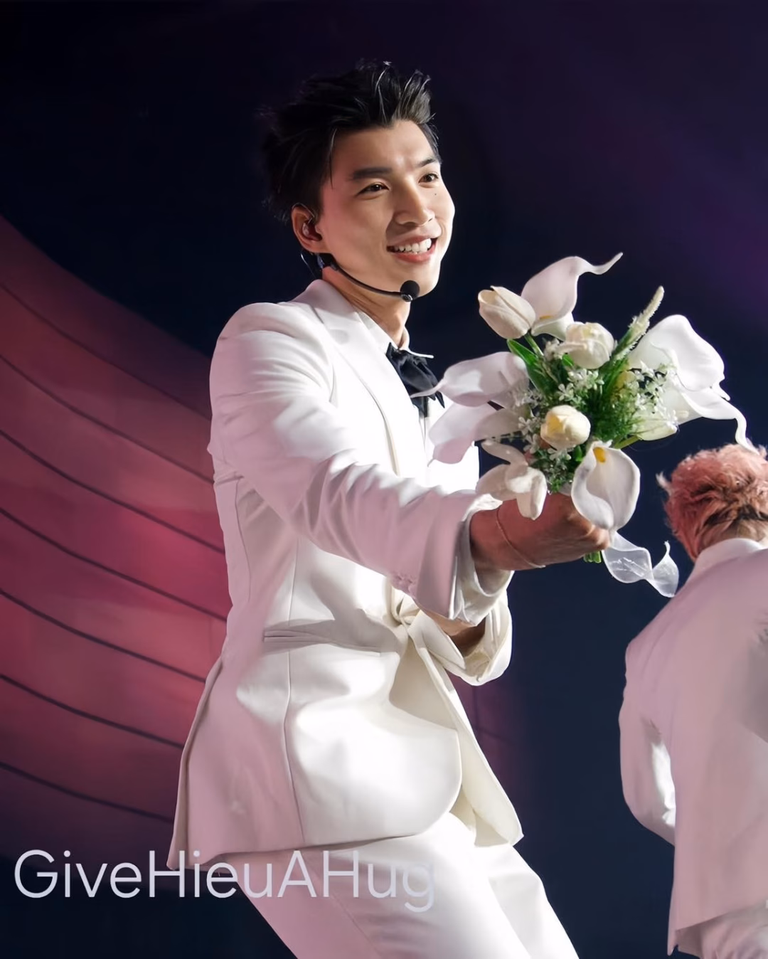 HIEUTHUHAI mặc vest chú rể trong concert Mỹ, biến hình AI (ảnh phải) thành hiện thực. Ảnh: GiveHieuAHug.