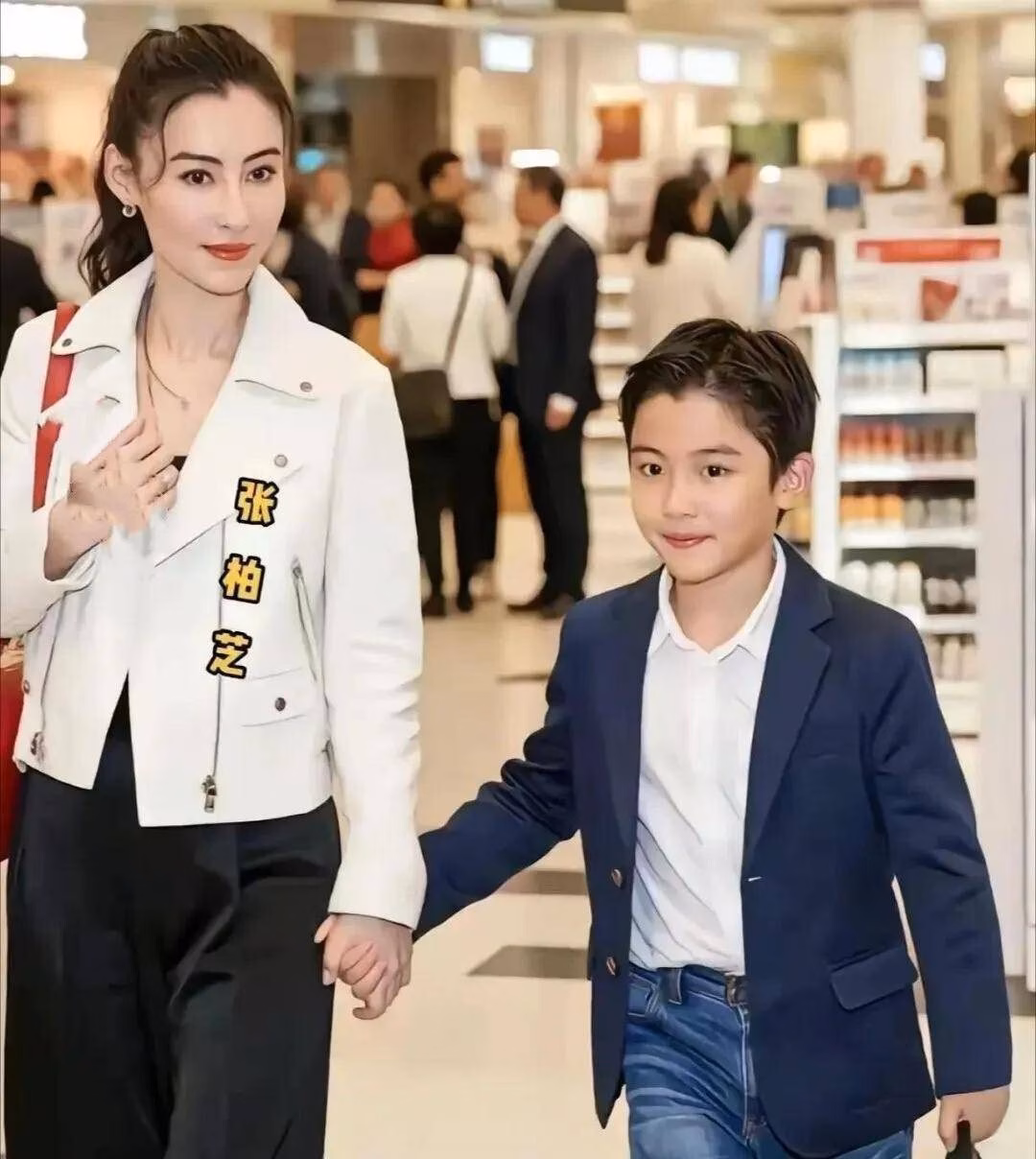 Con trai Trương Bá Chi lộ diện trong ảnh hiếm ở sân bay, danh tính cha gây tò mò