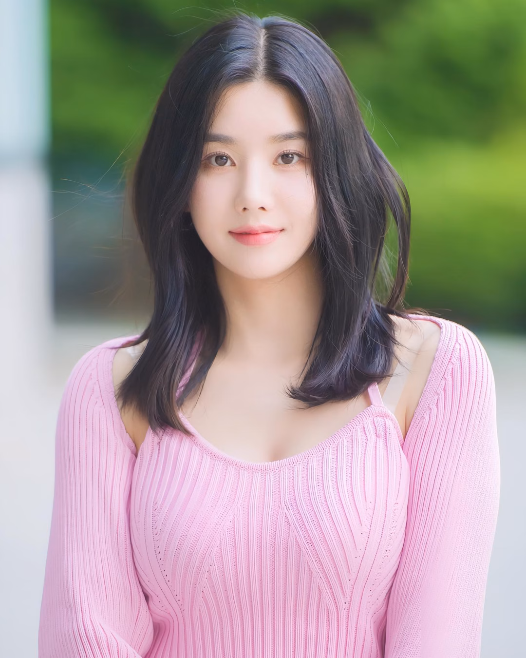 Cựu trưởng nhóm IZ*ONE Kwon Eunbi là ai? Nhan sắc xinh đẹp thanh tú hiện tại của Kwon Eunbi được cho là sản phẩm "dao kéo"