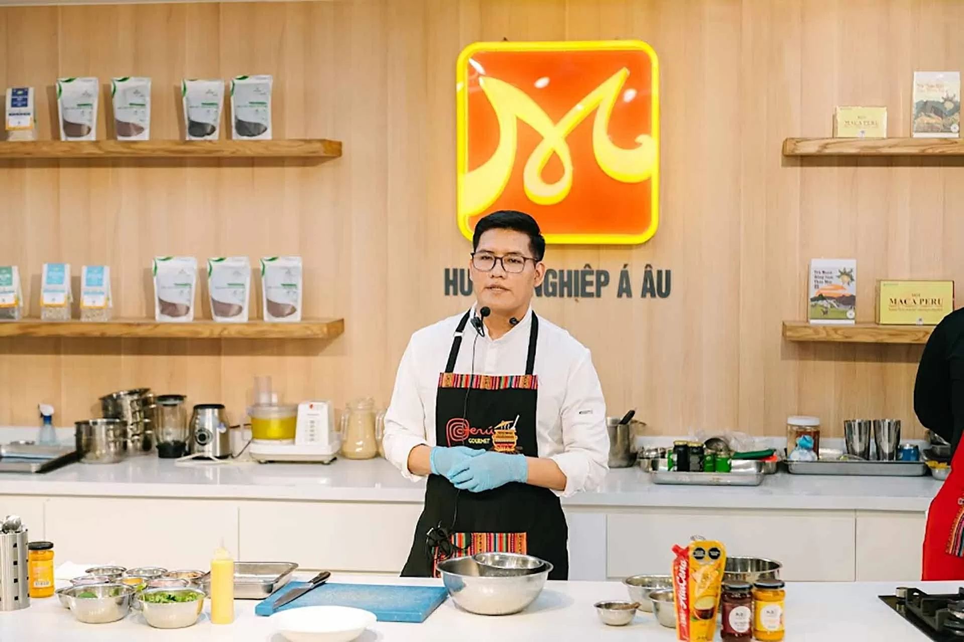 Đầu bếp Peru打造 ẩm thực Nikkei độc đáo tại Hà Nội Đầu bếp Pier López Mendizabal trổ tài nấu nướng tại Tuần lễ ẩm thực Peru tại Hà Nội. (Nguồn: Đại sứ quán Peru tại Việt Nam)