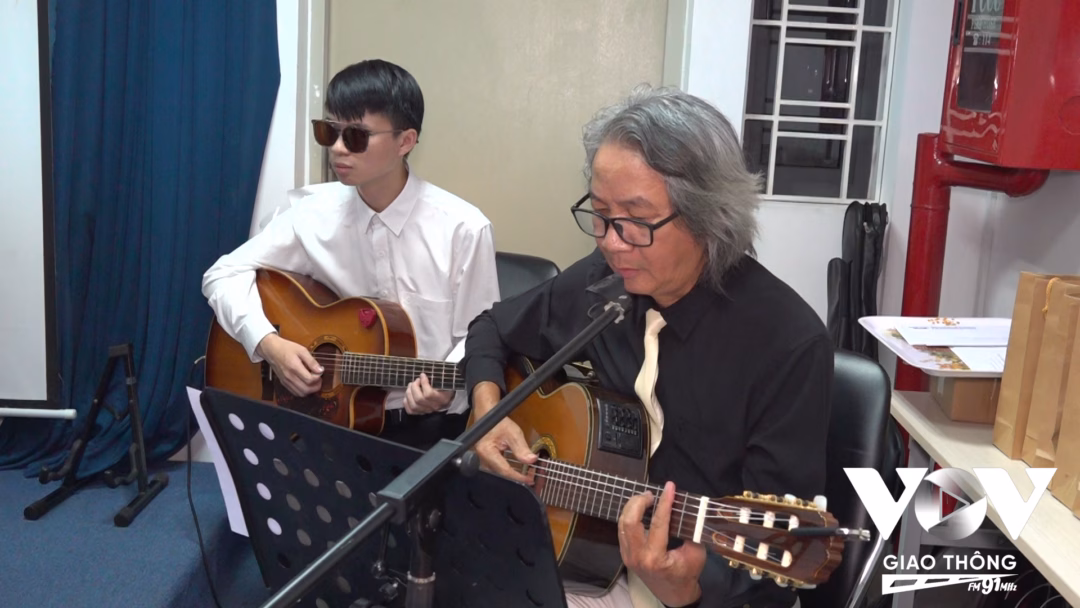 Đêm nhạc tình yêu và hy vọng cho người khiếm thị Kiến trúc sư Quốc Khánh đệm đàn cho vợ là nhà thiết kế Kim Hạnh
