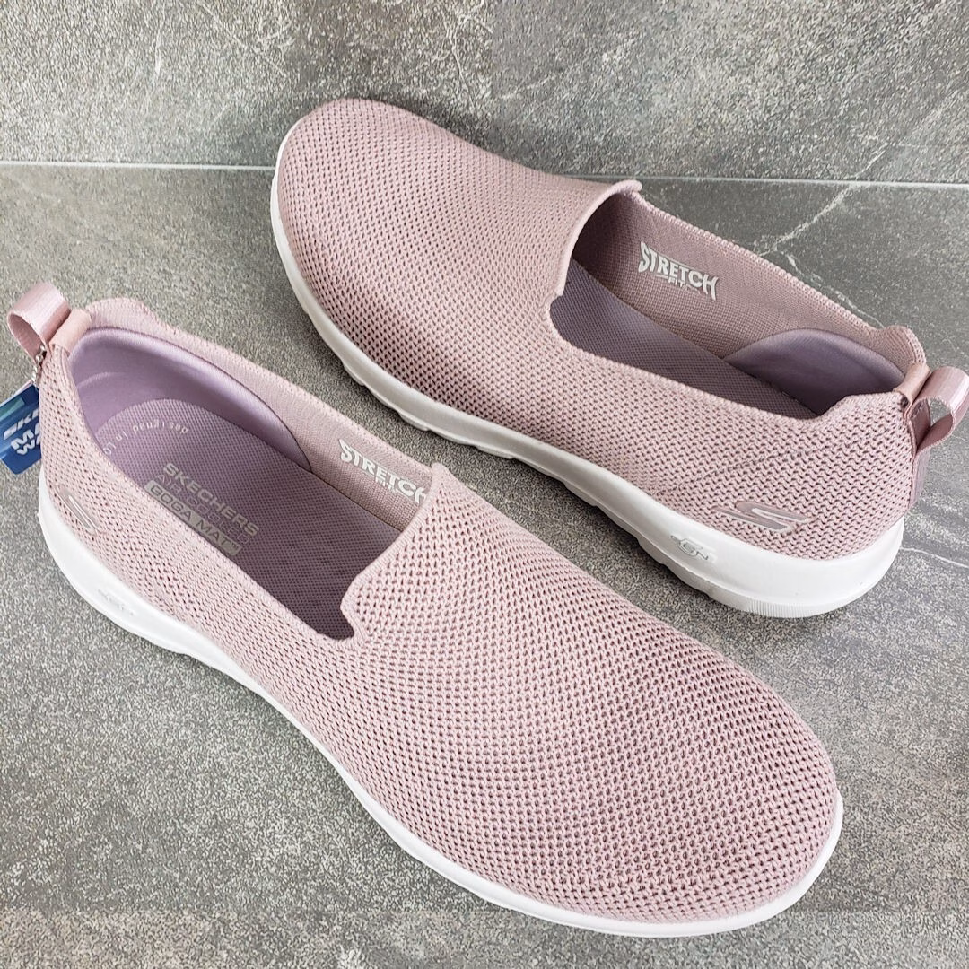 TOMS và Skechers là 2 thương hiệu mà Hà Tăng sở hữu nhiều mẫu giày sử dụng hàng ngày và cả trong những chuyến du lịch.