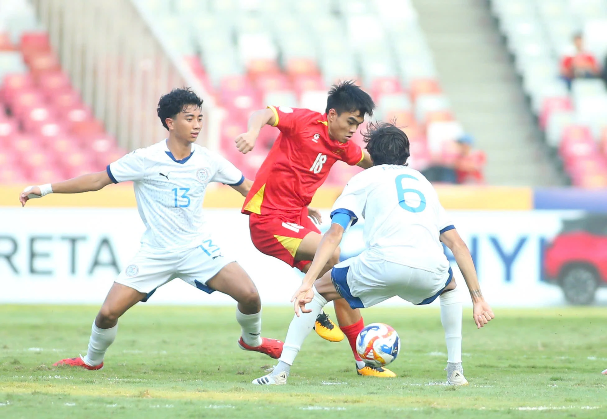 HLV Kim Sang-sik: U23 Việt Nam hoàn thiện từng ngày Công Phương chơi ấn tượng ở bán kết sau khi đá nửa sau hiệp 2 trận đầu tiên gặp U.23 Lào