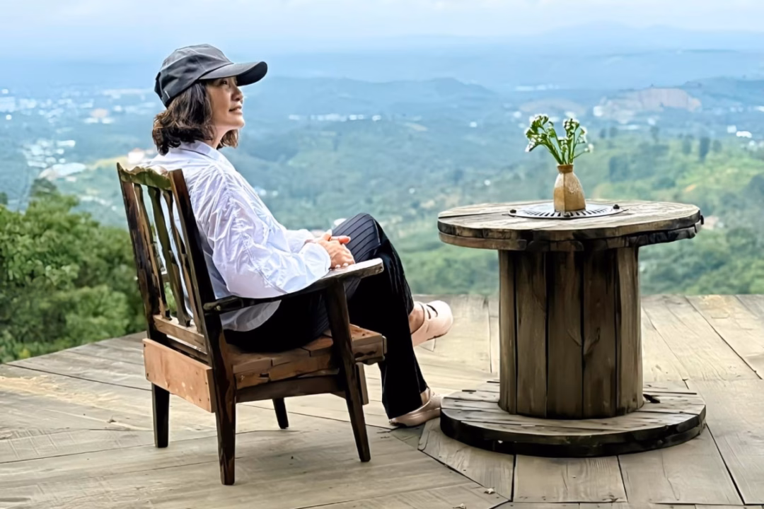 Mỗi lần hoàn thành một vai diễn, Hồng Đào thích đi đó đây, tranh thủ nạp năng lượng. "Tôi chưa nghĩ đến chuyện nghỉ hưu vì còn muốn đóng phim đến năm 85 tuổi", chị cho biết.