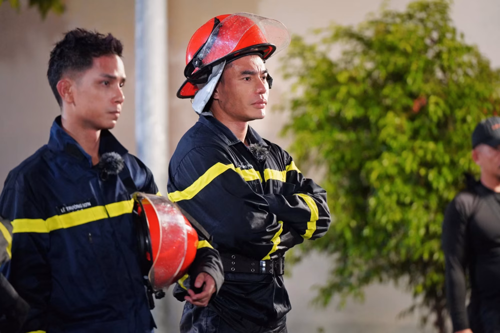 Nghệ sĩ cùng lực lượng công an ‘chạy đua’ chữa cháy trong chương trình Chiến sĩ quả cảm Lê Dương Bảo Lâm tại show truyền hình "Chiến sĩ quả cảm". Ảnh: BTC
