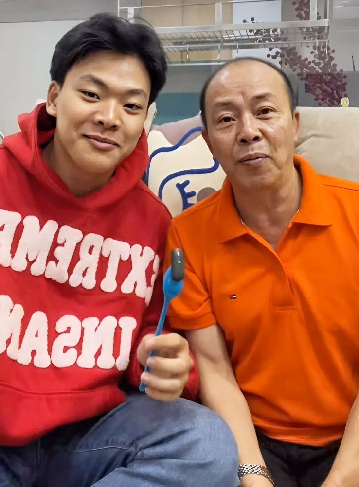 Con trai Đức Hải có kênh TikTok riêng và thường quay clip với bố.